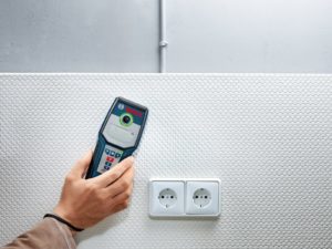 Elektroinstallation. Leitungen suchen, Prüfen, in Leitung Bohren