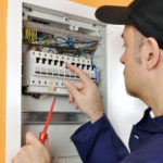 Elektroinstallation Grundlagen Legende, Schaltzeichen, Schaltplan, Ratgeber, Elektriker vor Sicherungskasten, Unterverteiler, Hauptverteiler, Stromkreislauf, Verteilung, Unterverteiler anschliessen, Hauptverteilung, Hauptverteiler
